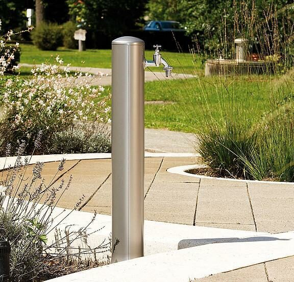 Rondo stebriček za odvzem vode siv na vrtu