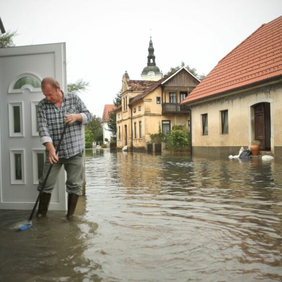 Naloga zadrževalnikov j+ob močnih nalivih je zaščita pred poplavami 